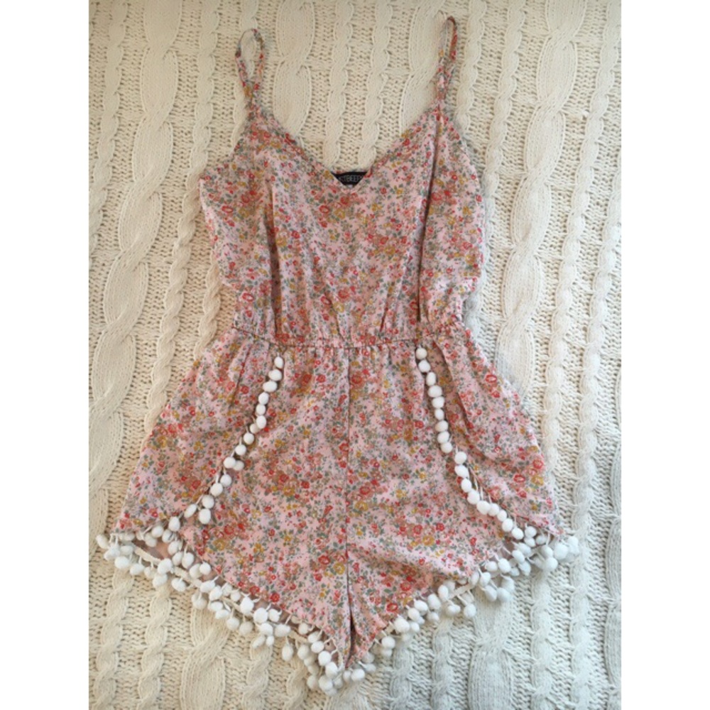 ✨3 for $35✨ Floral Pompom Romper //